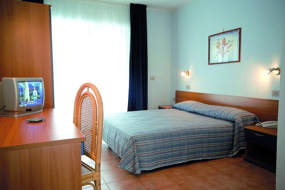 Hotel Villaggio L'oasi 4*